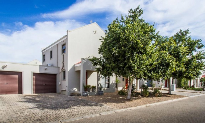 Oudtshoorn House | 100 m² House ∙ 2 bedrooms ∙ 4 guests
