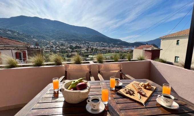 Vathy House | 100 m² House ∙ 3 bedrooms ∙ 6 guests