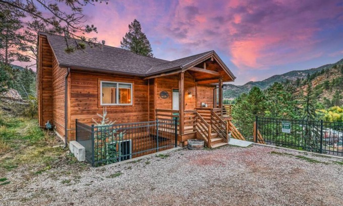 Green Mountain Falls Cabin | 100 m² Cabin ∙ 2 bedrooms ∙ 7 guests