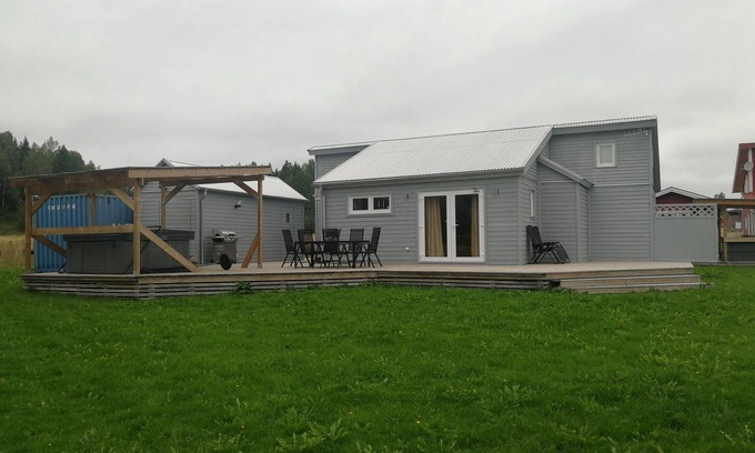 Filipstad House | 100 meters from the beach, boats, fish, sauna, outdoor swimming pool, 8 people