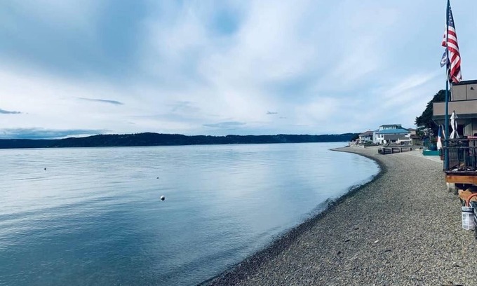 Tacoma House | 100-year-old cabin Perched on stilts above the Puget Sound.