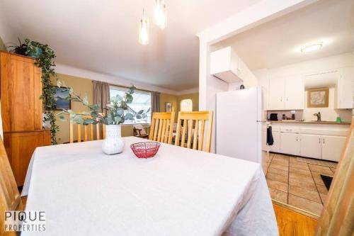 Southwest Edmonton Apartment | 1000 m² Apartment ∙ 3 bedrooms ∙ 8 guests