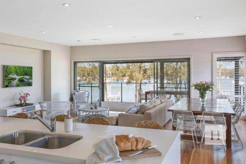 Summerland Point House | 1000 m² House ∙ 5 bedrooms ∙ 11 guests