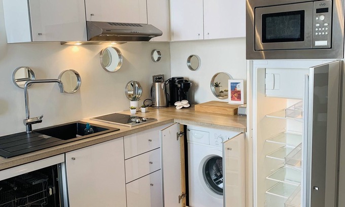 Cannes City Centre Apartment | 100m Croisette, luxurious T3, 2 bedrooms & 2 bathrooms, air conditioned.