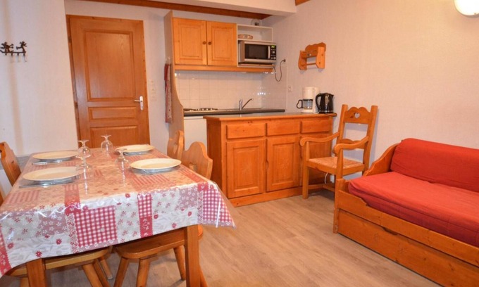 Les Bruyeres Apartment | 100m from shops, 5th floor, view mountain, balcony, tv, ski locker, 44m², Les Menuires