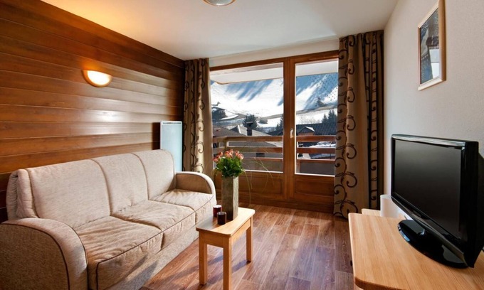 Hauteluce Apartment | 100m from shops, fitness, swimming pool, terrace, balcony, tv, 30m², Les Saisies