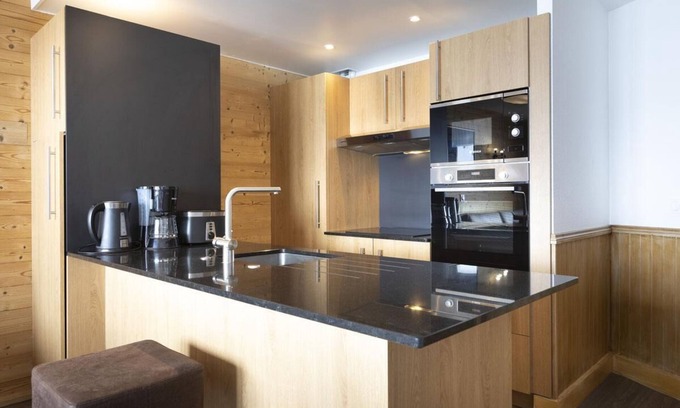Val-Thorens Apartment | 100m from ski slopes, fitness, swimming pool, sauna, jacuzzi, hammam, balcony, tv, ski locker, 52m²