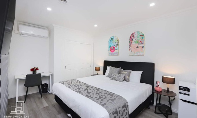 Brunswick East Hotel | 101 Luxe King Bedroom w/Fast WiFi and Hotel-Grade Linens 24/7 Security Near Tram 18 Mins to CBD