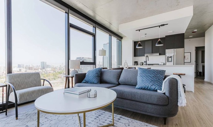 West Loop Apartment | 101 m² Apartment ∙ 2 bedrooms ∙ 4 guests