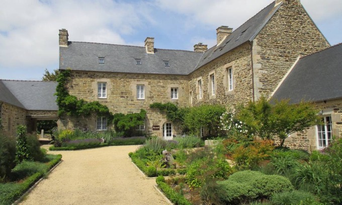 Langoat House | 101 m² Gîte ∙ 3 bedrooms ∙ 7 guests