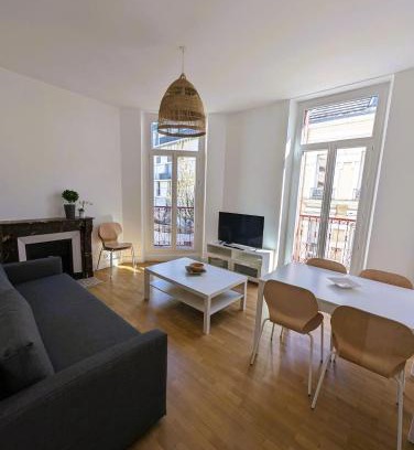Quartier Chorier-Berriat Apartment | 102 - Appart rénové avec grand salon et 1 chambre - Tram et Clinique Mutualiste à 1 min