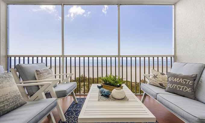 Fort Myers Beach Condo | 102 Beachfront Condo: Views, Heated Pool, Walk to Dwtn