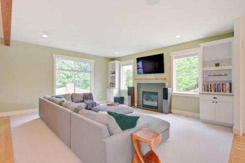 Renton House | 102 - Charming and Fun Family Oasis Near Downtown
