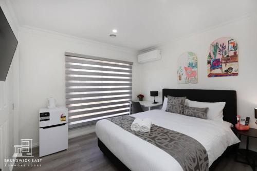Brunswick East Apartment | 102 Chic Queen BR with Fast WiFi - Walk to Tram Stop 23