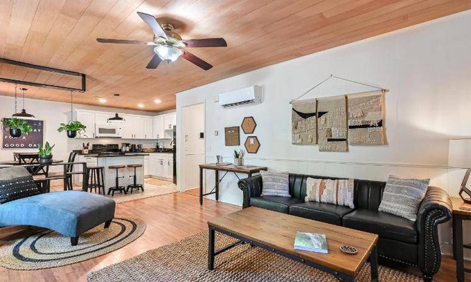 Woodfin House | 102 m² House ∙ 2 bedrooms ∙ 4 guests