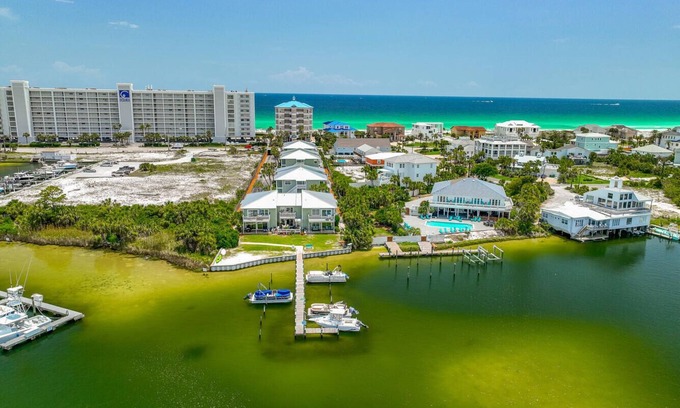 Holiday Isle Condo | 102 | Smack Dab on the Harbor- Bring Your Boat!