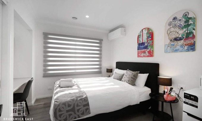 Brunswick East Hotel | 104 Chic Queen bedroom with Fast WiFi and Hotel-Grade Linens 24/7 Security Near Tram 18 Mins to CBD