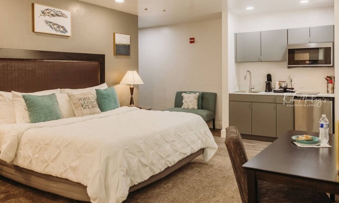 Bartlesville Apartment | 104 · Cozy Corner #104 - King Bed Hotel Phillips