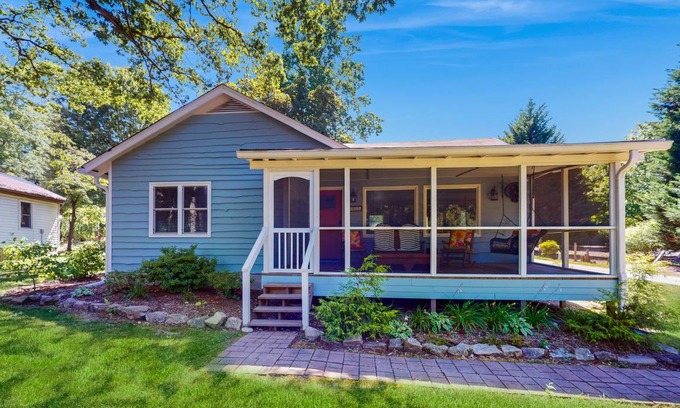 Flat Rock Cottage | 104 m² Cabin ∙ 2 bedrooms ∙ 4 guests