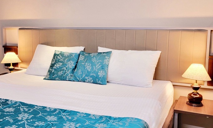 Sector 40 Hotel | 1047 Vamsor heights
