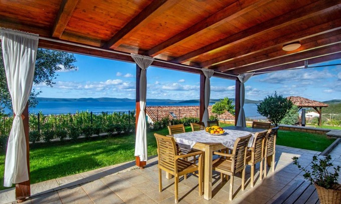 Ugljan Other | 105 m² Accommodation ∙ 3 bedrooms ∙ 8 guests