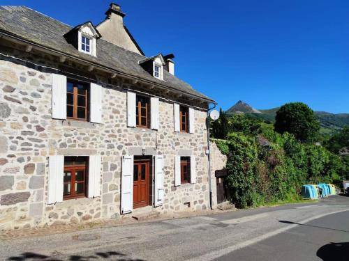 Saint-Jacques-des-Blats House | 108 m² House ∙ 3 bedrooms ∙ 8 guests