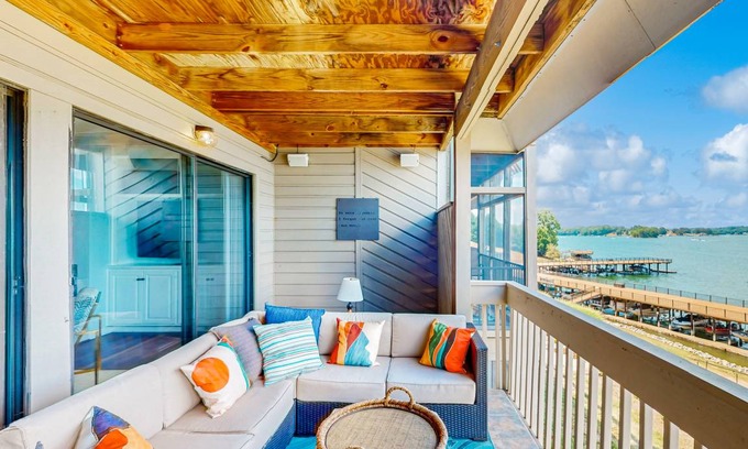 North Shore Condo | 109 m² Condo ∙ 2 bedrooms ∙ 4 guests