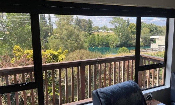 Taupo House | 10min walk to Taupō Central, view of Waikato River, large 3 bdrm fenced property