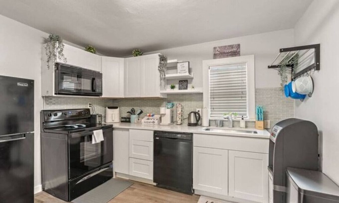 Cedar Crest House | 10mins Downtown 2BR Cute Modern