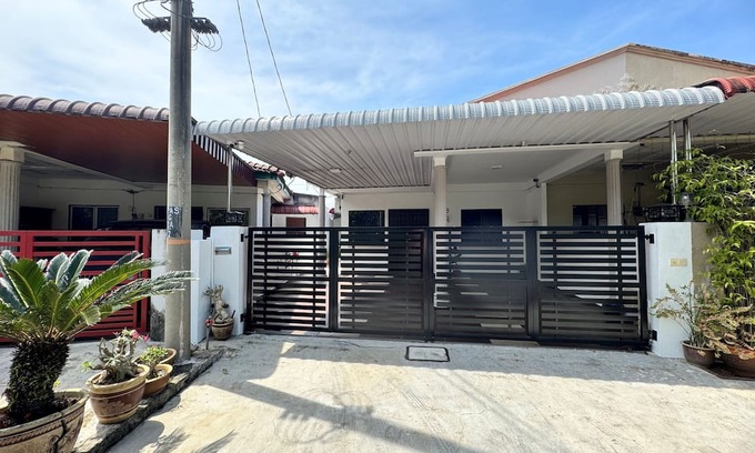Central Seberang Perai House | 10pax 3-bedroom house with WiFi and AC ALMA@Near AEON大山脚