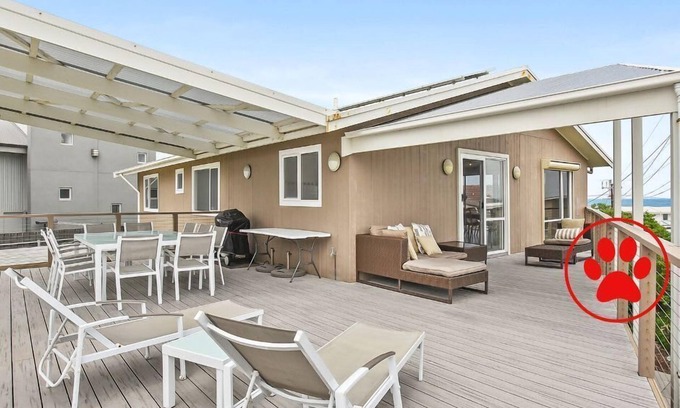 Middleton House | 11 Hero Ave - Spacious Family Home, with spectacular ocean and hillside views, r