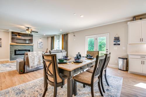 Ben Hill House | 11 Mi to Dtwn Luxe Atlanta Retreat with Deck and Yard