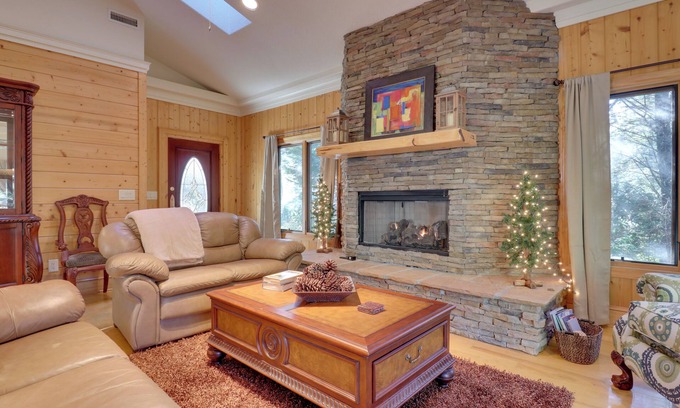 Highlands Apartment | 11 Mi to Ski Sapphire: 'Heaven South' Apt w/Porch