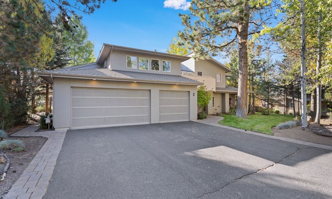 Sunriver House | 11 Tournament - Golf Course Executive, Pool Table, Hot Tub, Bikes, A/C, SHARC Passes, Fireplace