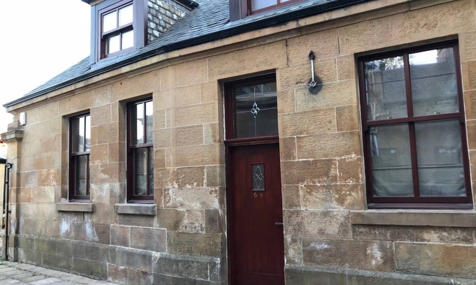 Bellahouston Cottage | 110 m² Cabin ∙ 2 bedrooms ∙ 4 guests