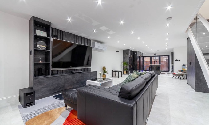 Swiss Cottage House | 110 m² House ∙ 3 bedrooms ∙ 6 guests