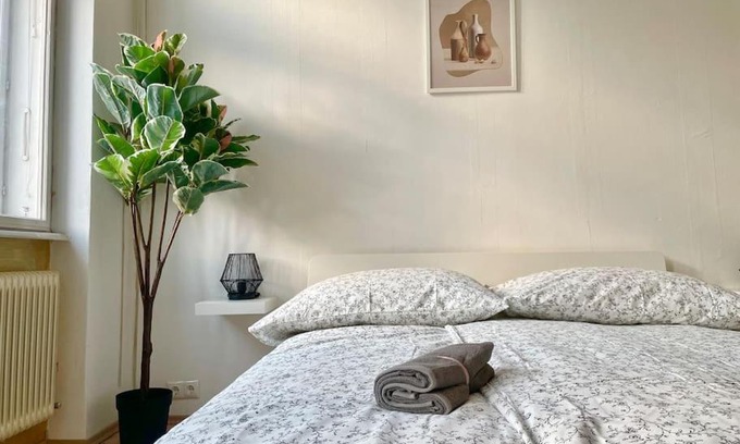 Simmering Apartment | 110 m2 Sunny & Central Long Term Apartment - Free Parking