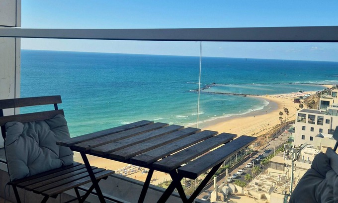 Bat Yam Apartment | 1107 Luxurious apartment with balcony and sea view.