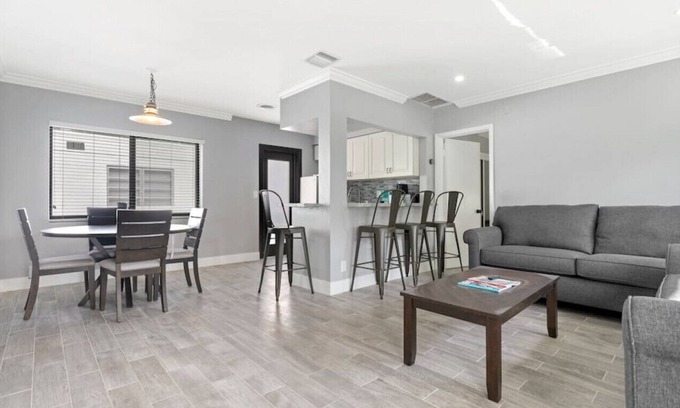 Nurmi Isles Apartment | 111 #5 · 1 bedroom with pool on the water in Las Olas!
