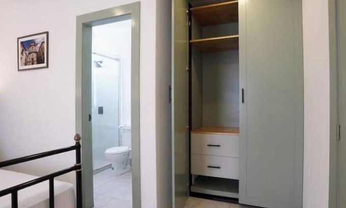 Urdesa Apartment | 111 - Consulate USA Parking Prague Apts 5 pax