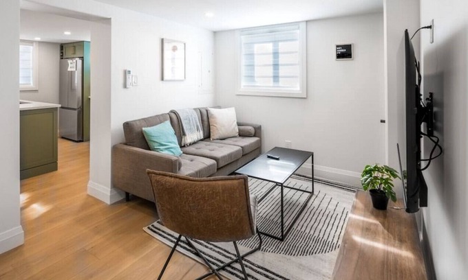 Rosemount Apartment | 111H-2 · Kingsdale designer 2bed 2bath Apartment w/ parking