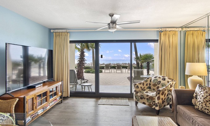 Destin Condo | 112- Fabulous BEACH FRONT condo. Destin Beach Club