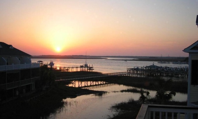 Waters Edge House | 113 Waters Edge - Sunset Haven - Renovated Riverside Townhome - Pool & Fishing Pier