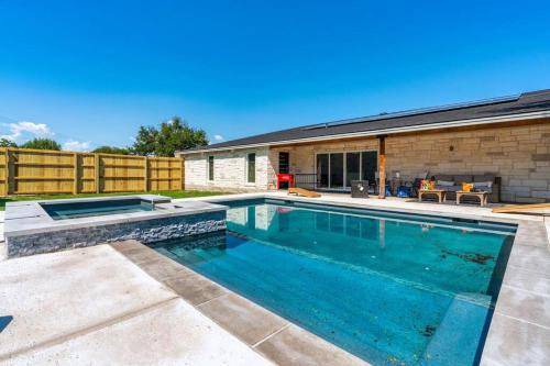 McNeil House | 115 m² House ∙ 1 bedroom ∙ 16 guests