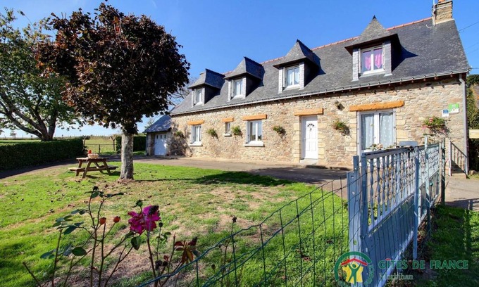Peillac House | 117 m² Gîte ∙ 4 bedrooms ∙ 6 guests