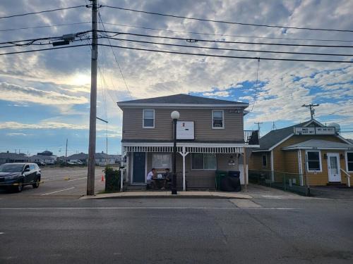Hampton House | 12 Ashworth Ave suites