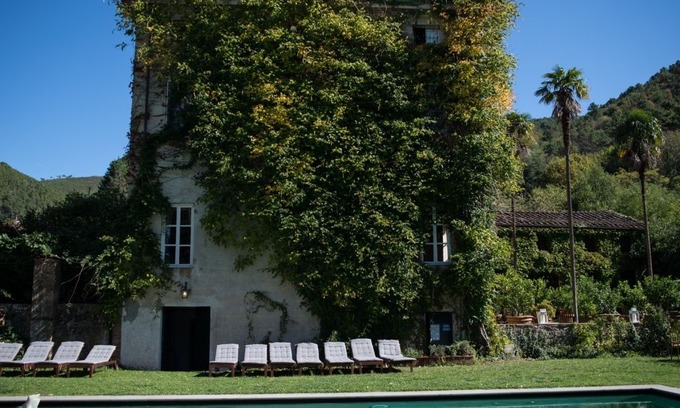 Vorno Villa | 12 bedroom Villa, sleeps 24 with Pool, Air Con and FREE WiFi