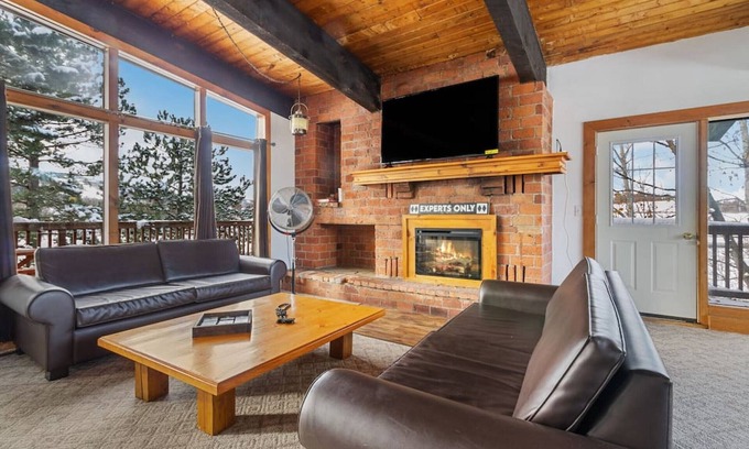 The Blue Mountains Ski Chalet | 12 Beds Sleep 16 Chalet, Sauna, Hot Tub, only 2min to Blue! (143 Kandahar)