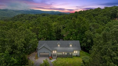 Foxfire Estates House | 12 Min to Downtown Sleeps 16 Hot Tub Fire Pit
