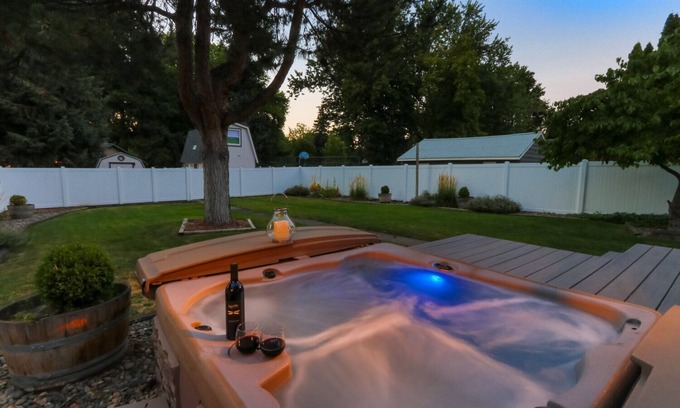 Walla Walla House | 12 Min Walk To Downtown. 5 Min Walk To Whitman. Surrounded By 2 Beautiful Parks.